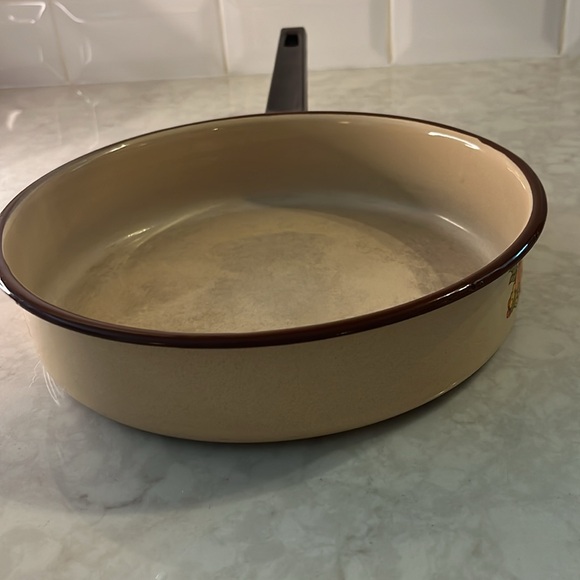 Vintage 10”inch enamel 1970’s skillet with Mushroom and fruit design. - Picture 6 of 8